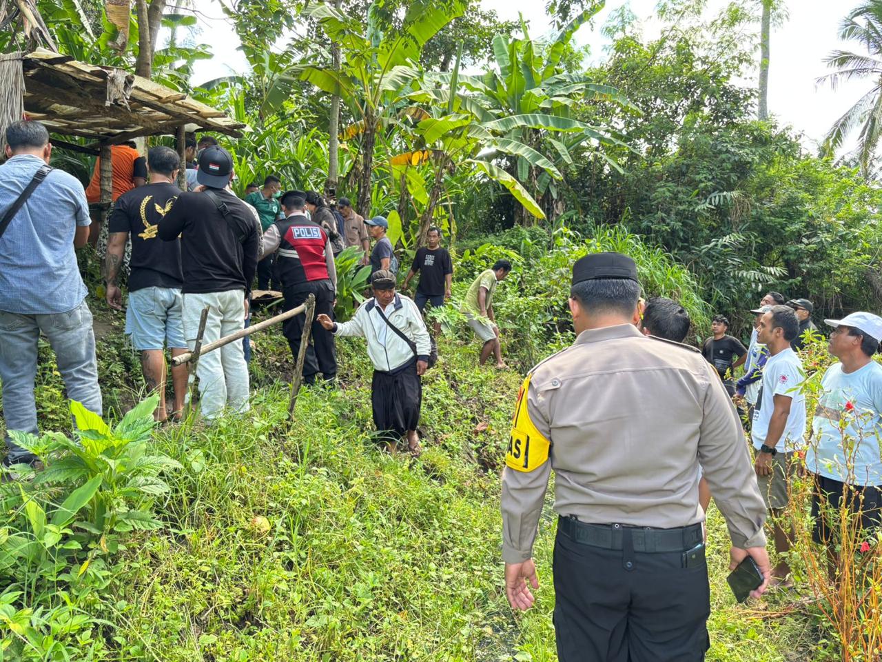 EVAKUASI: Jenazah IWBP, 27, dievakuasi, dari kebun milik keluarga di Banjar Sigaran, Desa Mekar Buana, Kecamatan Abiansemal, Kabupaten Badung, Sabtu (3/01/2025).