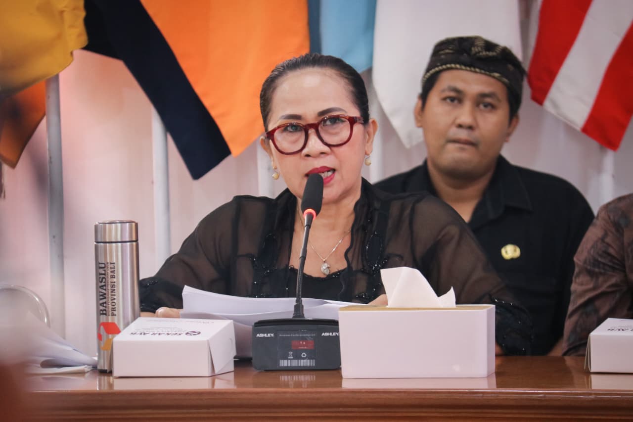 HAK PEMILIH: Koordinator Divisi Pencegahan, Partisipasi Masyarakat, dan Humas Bawaslu Bali, Ketut Ariyani dan seremoni purna tugas di Jembrana.
