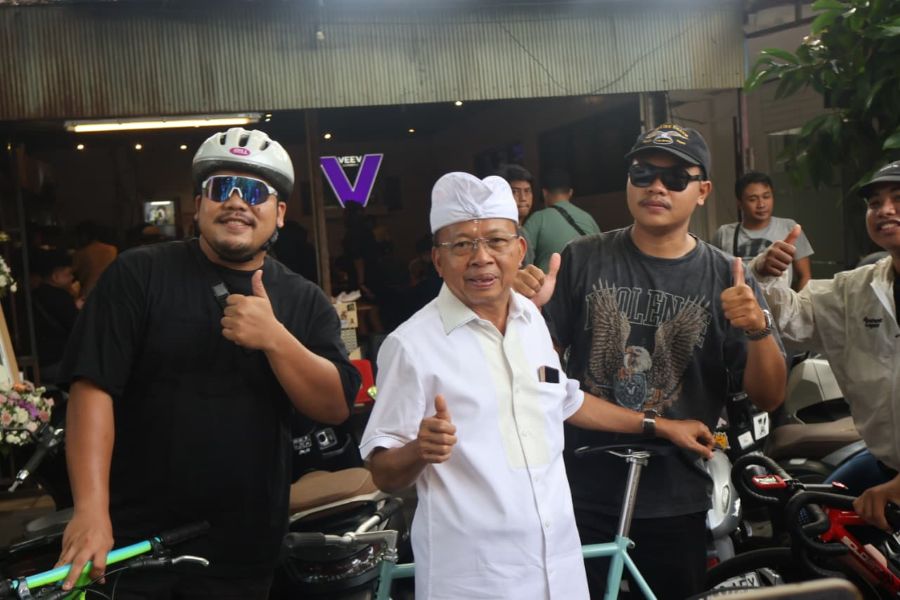 TETAP DEKAT ANAK MUDA: Gubernur Bali Wayan Koster saat merayakan Tumpek Krulut dengan bagi-bagi kopi gratis di salah satu kedai kopi di Denpasar, Sabtu (3/1/2025)