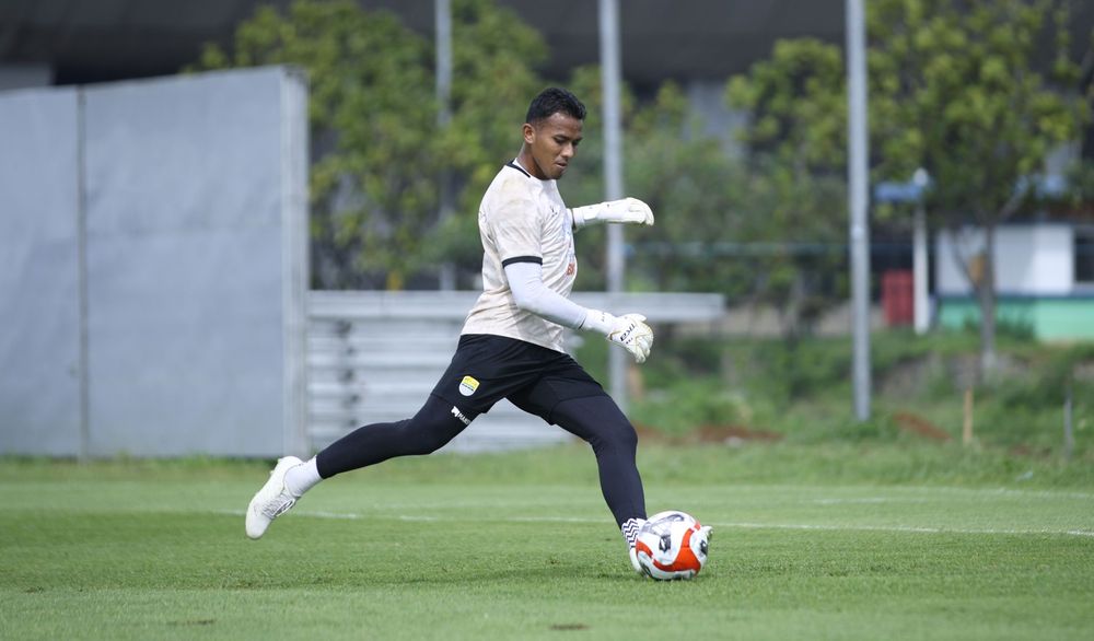 LAST MAN STANDING - Kiper Persib Teja Paku Alam berlatih jelang bertemu Persik Kediri.