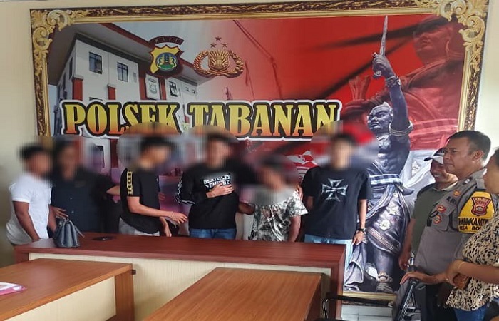 Korban pengeroyokan menerima permintaan maaf keenam pelaku yang ternyata masih dibawah umur. Perdamaian berlangsung di Polsek Tabanan, kemarin.