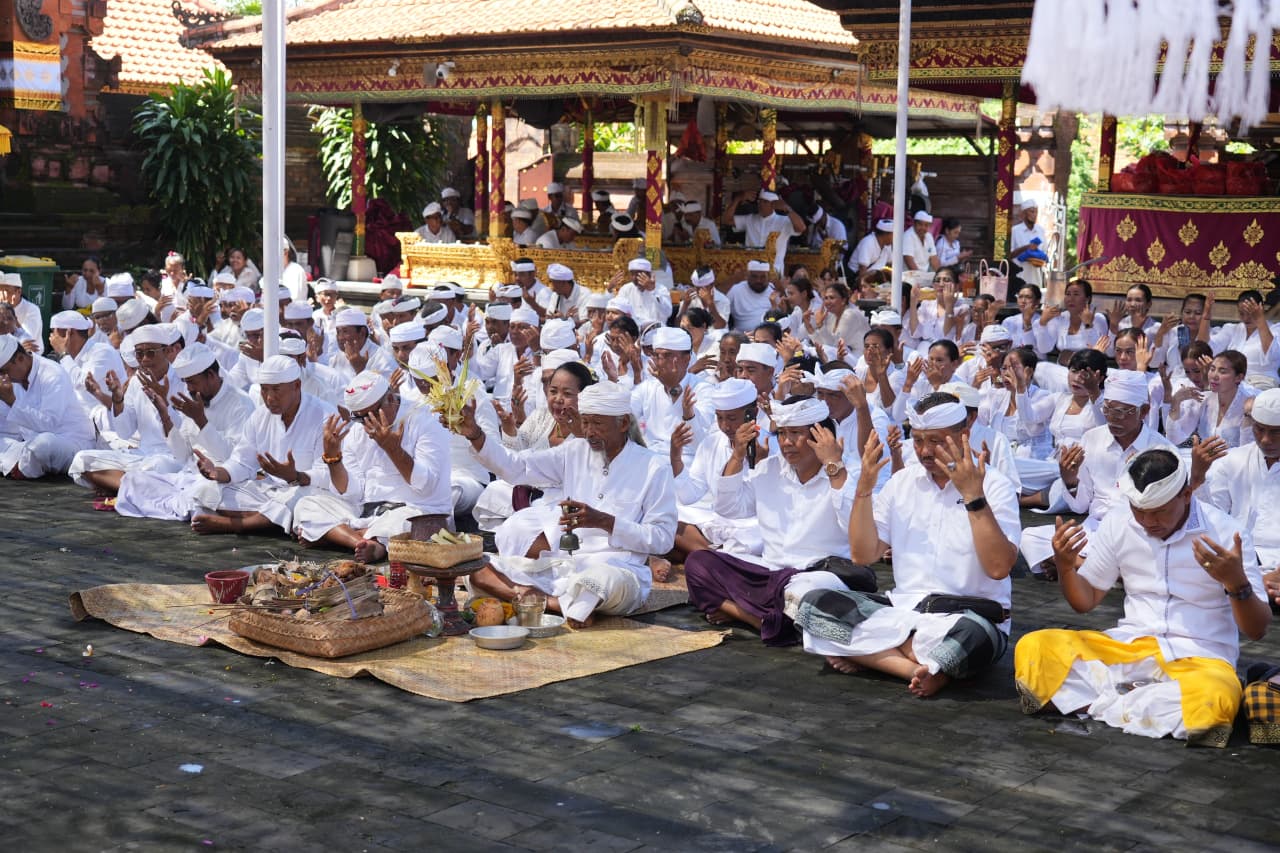 Upacara Ngajum Ida Bhatara di Pura Dhang Kahyangan Petitenget, Kerobokan, Badung, Selasa (6/1/2026).
