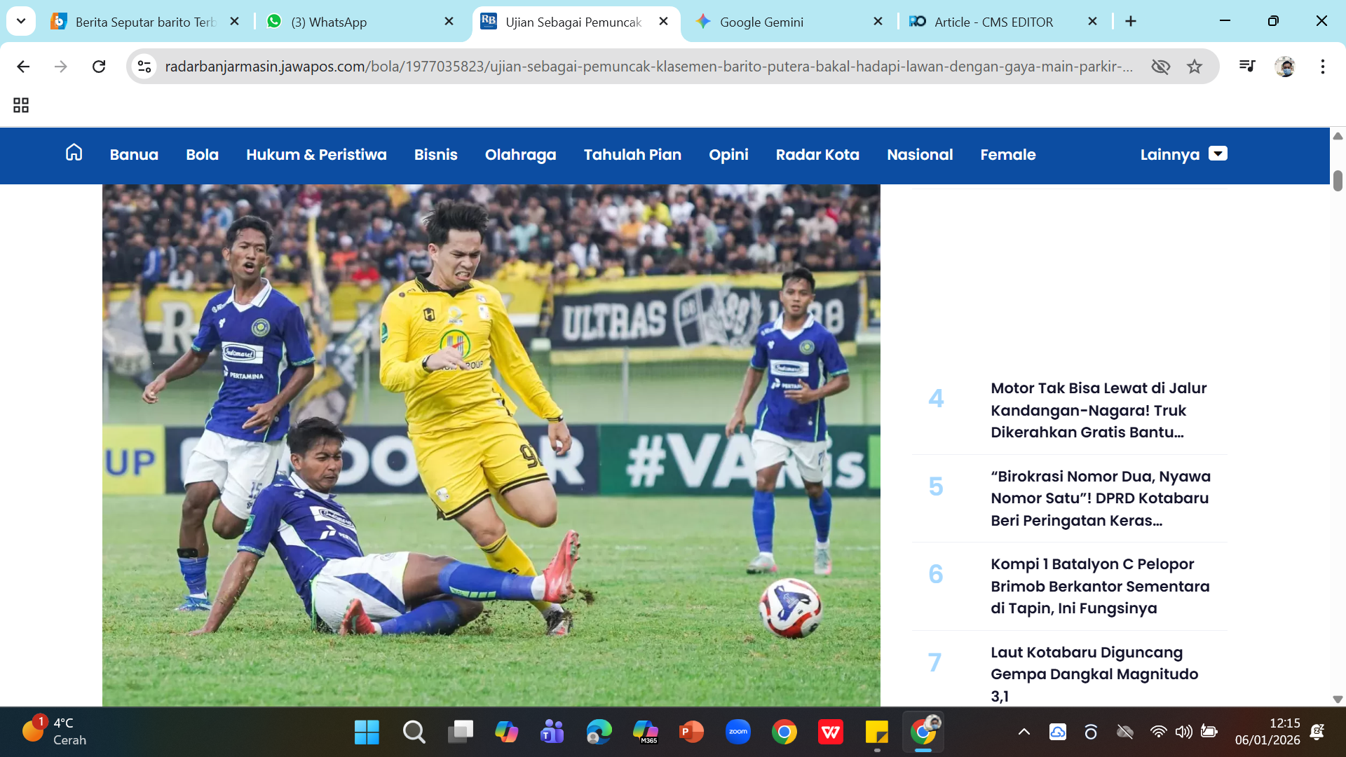 Striker Barito Wildan Ramdani mencoba melewati barisan pertahanan Persiku Kudus.