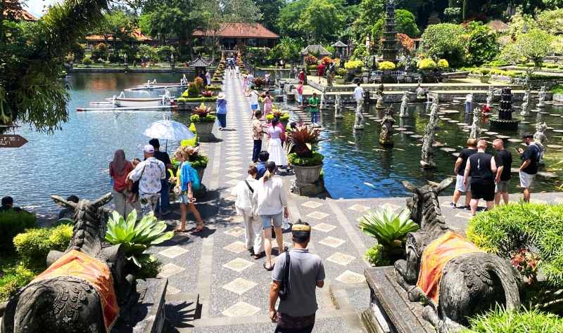 FAVORIT KUNJUNGAN : Taman Wisata Tirta Gangga, Karangasem. (foto: Zulfika Rahman/Radar Bali)