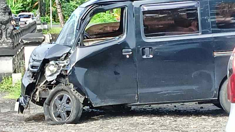 NAHAS : Mobil yang tabrak pembatasan jembatan . foto:Satlantas Polres Jembrana)