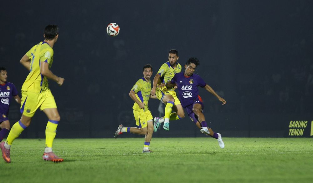 ALOT - Lucho berduel dengan pemain Persik.
