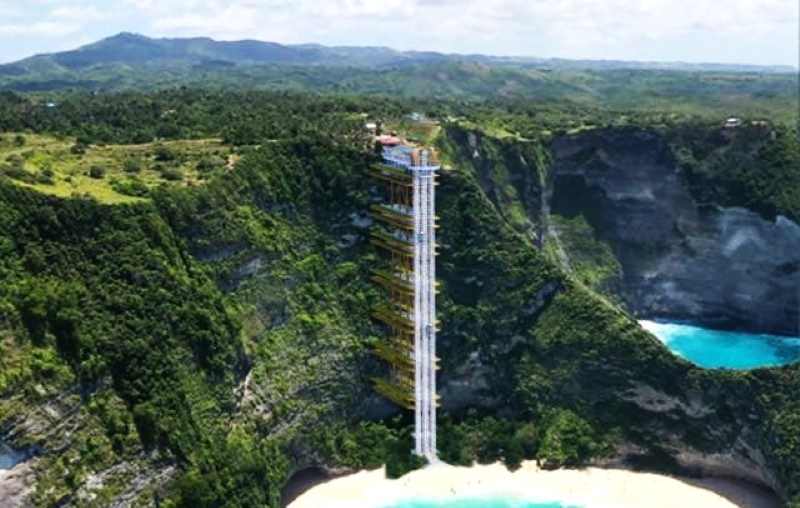 MASIH SEDIAKALA : Kondisi kerangka lift kaca di Pantai Kelingking, Nusa Penida, masih berdiri. (istimewa)