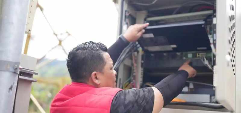 CEK PERANGKAT: Petugas Telkomsel melakukan pengecekan dan pemulihan perangkat jaringan telekomunikasi di Desa Pulo Gelime, Kecamatan Teripe Jaya, Kabupaten Gayo Lues.(ist)