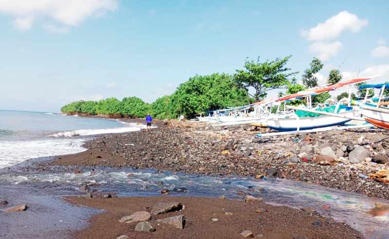 TERPAKSA LIBUR MELAUT : Nelayan di Karangasem memilih tak melaut akibat cuaca buruk yang terjadi sejak beberapa hari terakhir. (Zulfika Rahman/Radar Bali)