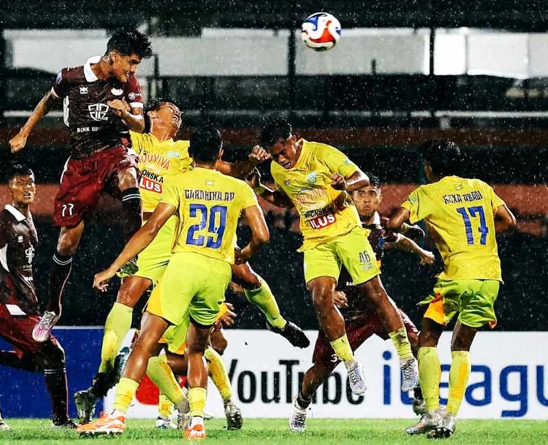 TAMPIL MENEKAN : Perseden Denpasar (coklat) kembali menekuk Gresik United FC dengan skor 2-1 pada laga matchday ke-10 yang digelar di Stadion THOR Surabaya, Minggu (4/1/2026). (Foto IG Perseden Denpas