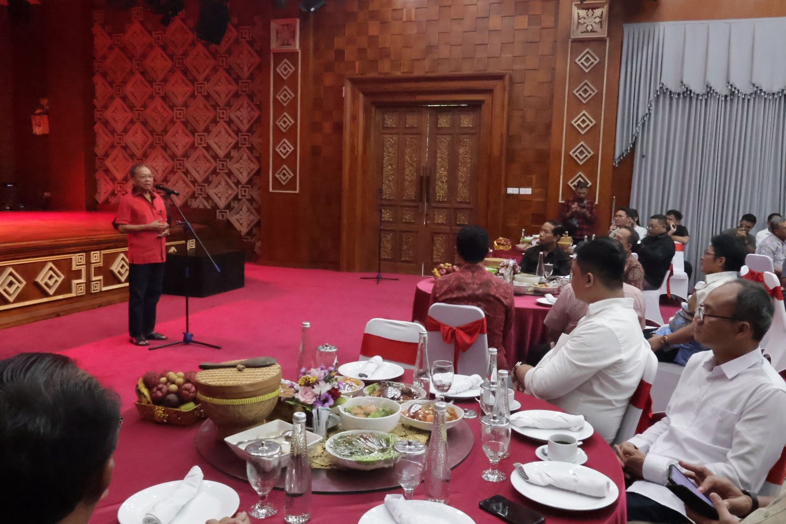 SOAL KUNJUNGAN WISATAWAN: Gubernur Bali Wayan Koster saat bertemu awak media di Jaya Sabha Minggu 4 Januari 2026