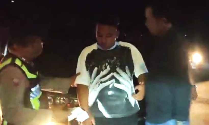 SUDAH DISANGGONG POLISI : Pelaku penipuan saat diamankan di pos pemeriksaan pintu keluar Bali. (foto:Polsek Gilmanuk).