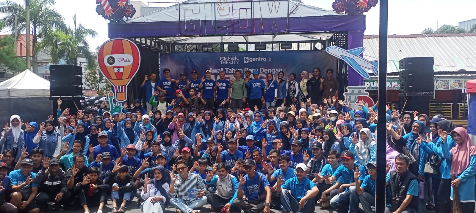 Gerakan Clean The City dilaksanakan serentak di 200 kota dan melibatkan sekitar 25.000 relawan di seluruh Indonesia.