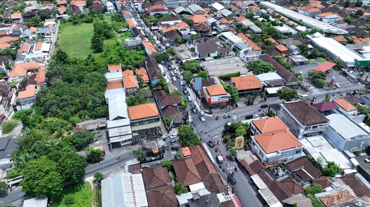 Suasana arus lalu lintas di wilayah Kelurahan Kerobokan Kelod, Kecamatan Kuta Utara, diambil dari udara.