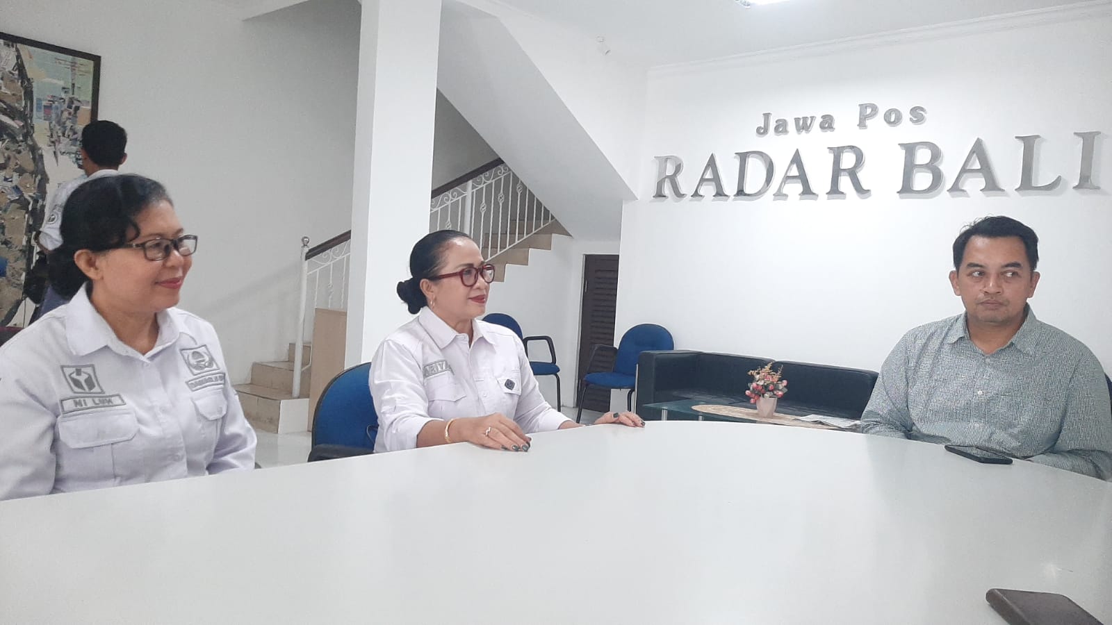 Wakil Direktur Jawa Pos Radar Bali dan Direktur Jawa Pos TV Bali Ibnu Yunianto saat berdiskusi dengan Bawaslu Bali di kantor Jalan Jempiring 19 Denpasar