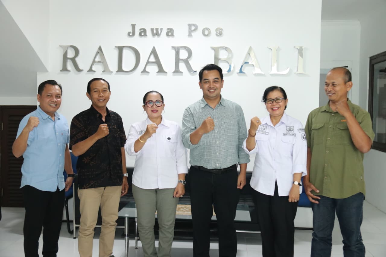 PERKUAT PENGAWASAN: Koordinator Divisi Pencegahan, Partisipasi Masyarakat, dan Hubungan Masyarakat Bawaslu Bali, Ketut Ariyani (tengah) saat di dapur redaksi Jawa Pos Radar Bali, Rabu 7 Januari 2026.