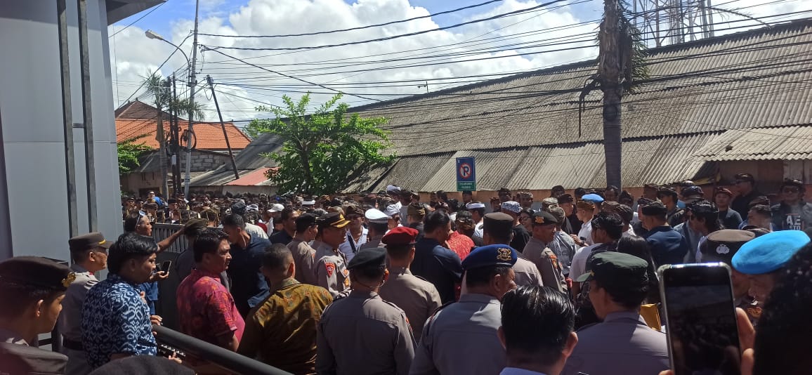 SOLIDARITAS: Puluhan Warga bersama Gus Kris ke Polresta Denpasar, Selasa (6/01/2026).