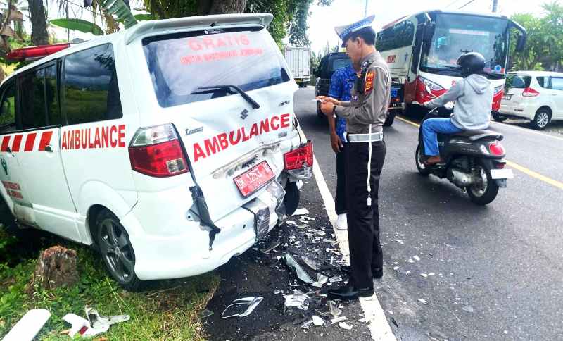 SUDAH PARKIR, DITABRAK PULA: Kecelakaan mobil hantam ambulans di jalur utama Denpasar&ndash;Gilimanuk, Banjar Bale Agung, Desa Yehembang Kauh, Kecamatan Mendoyo. (Satlantas Polres Jembrana)