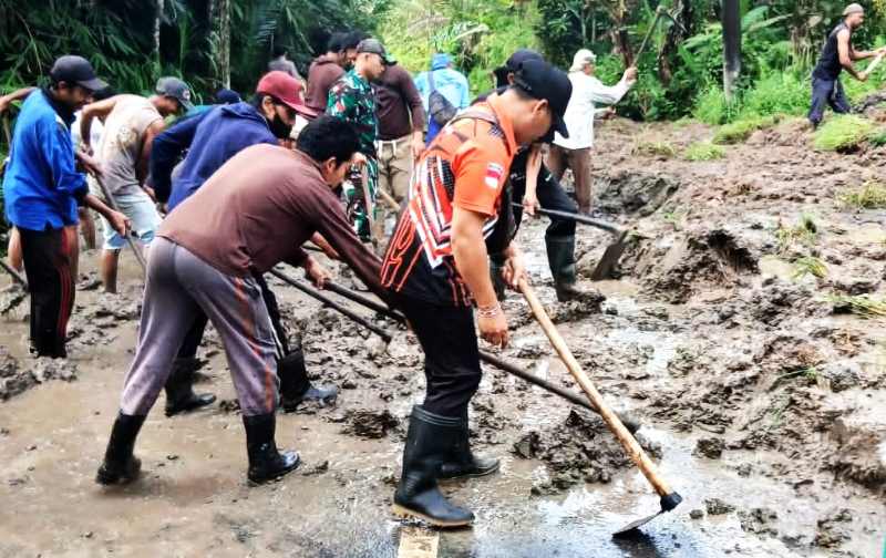 BERGOTONG ROYONG : Tanah longsor menutupi akses jalan di  Banjar Dinas Asah Tegeh Desa Karya Sari, Kecamatan Pupuan, Tabanan. (ist)
