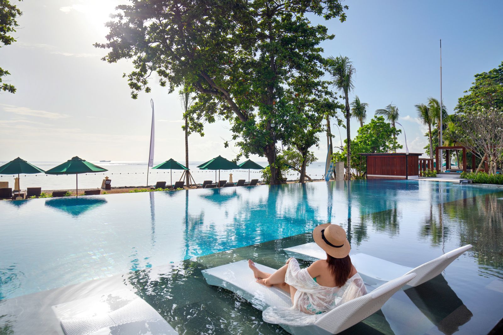 Novotel Bali Benoa Dikelilingi taman tropis yang rimbun, pepohonan kelapa yang menari lembut, dan suara ombak yang menenangkan