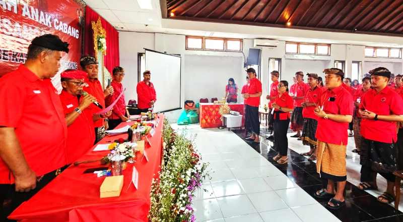 REGENERASI : Prosesi penetapan dan dilantikan Pengurus Anak Cabang (PAC) PDI Perjuangan masa bakti 2025-2030 di Gedung KNPI Klungkung.(dok.PDIP Klungkung)