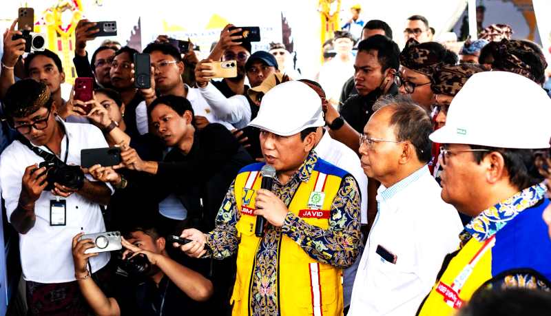 DIMULAI SECARA SIMBOLIS : Gubernur Koster, Direktur Pembangunan Jalan Direktorat Jenderal Bina Marga Kementerian PU, Asep Syarif Hidayat, menandai dimulai Pembangunan shortcut.(francelino junior)