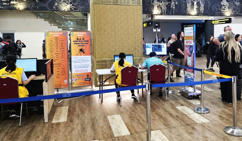 WASPADA PENYEBARAN: Petugas khusus selalu siaga di Bandara I Gusti Ngurah Rai, Tuban,Badung. (ist)