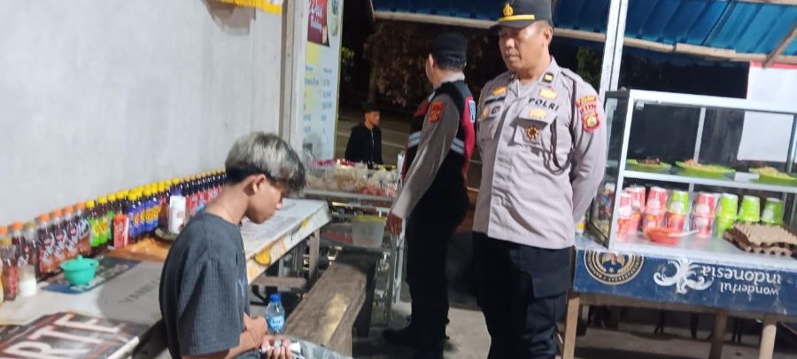 DITANYA MASALAH: I Ketut Mulus, 19, dapat diselamatkan oleh polisi dan warga