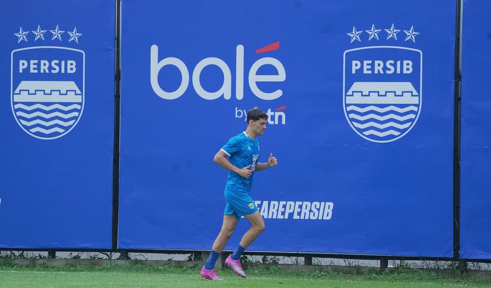 LAGA PERPISAHAN BARBA - Kapten Persib Federico Barba berlatih di GBLA. Bek eks AS Roma itu akan pindah ke Eropa pada jeda transfer.