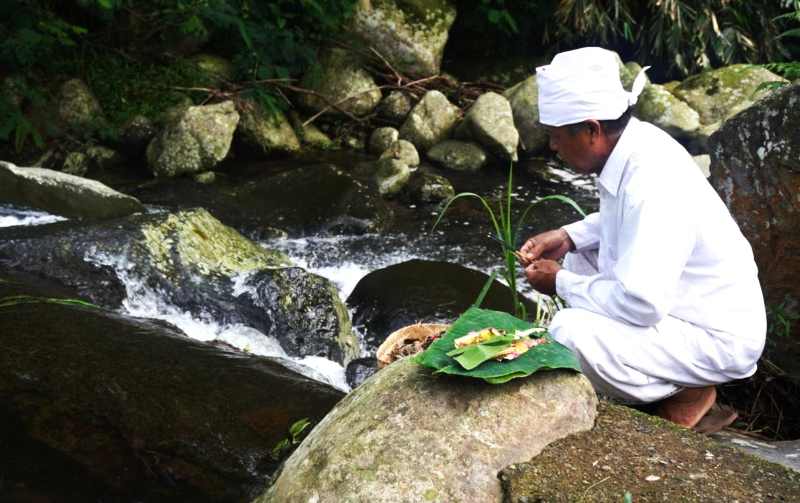 DIUPACARAI DULU :  Prosesi ritual Mapag Toya sebelum melakukan proses pengairan lahan pertanian di Subak Jatiluwih Kecamatan Penebel, Tabanan. (juliadi)