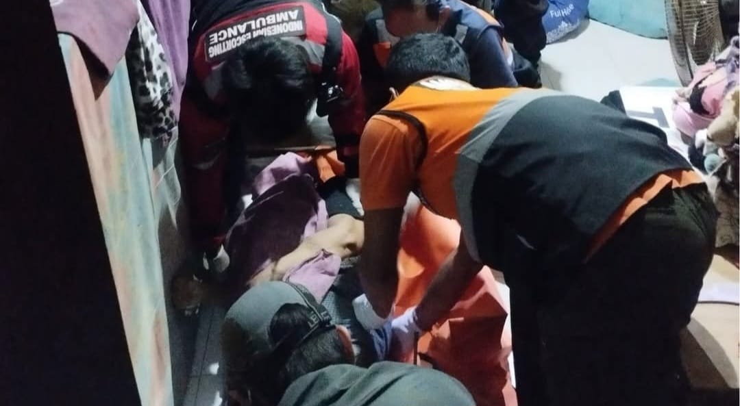 MENGEJUTKAN: Jenazah seorang perempuan bernama Lina usia 42, dievakuasi.