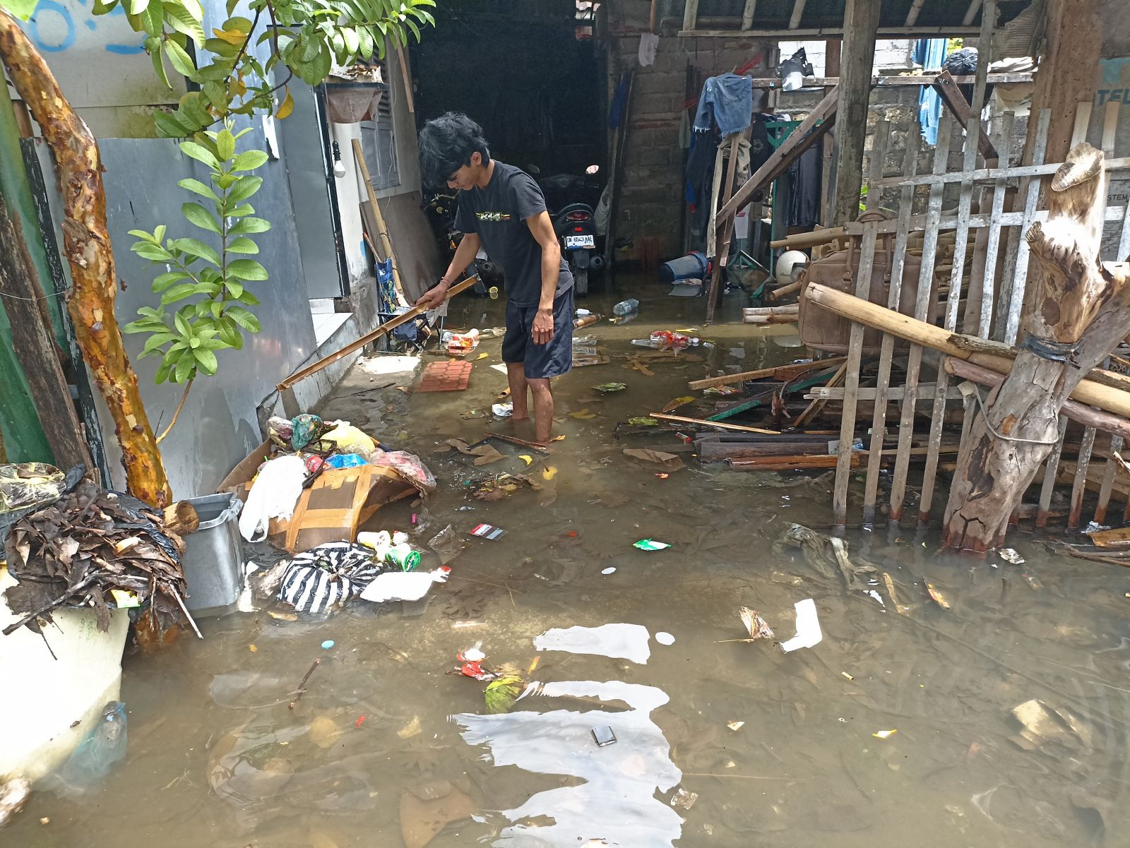 BANJIR-16 Titik di Denpasar Tergenang Banjir, Rumah, Villa hingga Sekolah Terendam_jalan Tukad Balian Denpasar.