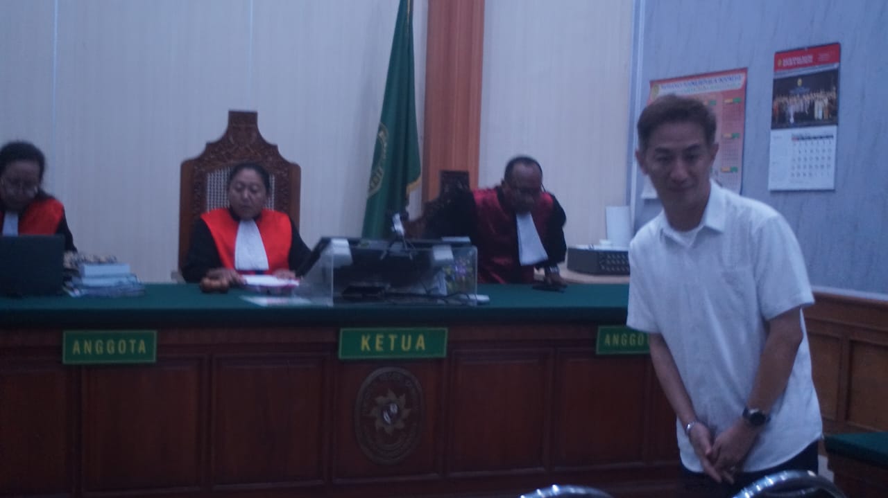 DIUNDUR: Terdakwa Budiman Tiang usai menjalani sidang di PN Denpasar, Kamis (8/1/2025). Sidang putusan ditunda lantaran majelis hakim menyesuaikan KUHP baru.