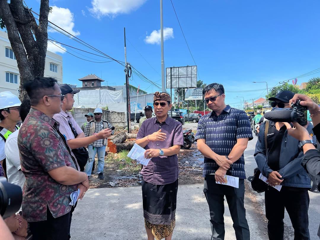 Bupati Wayan Adi Arnawa saat meninjau ruas jalan di wilayah Kabupaten Badung.