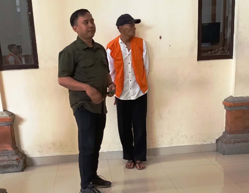 PASRAH: Museki (kanan) usai menjalani sidang putusan di PN Denpasar, Kamis (8/1/2025).