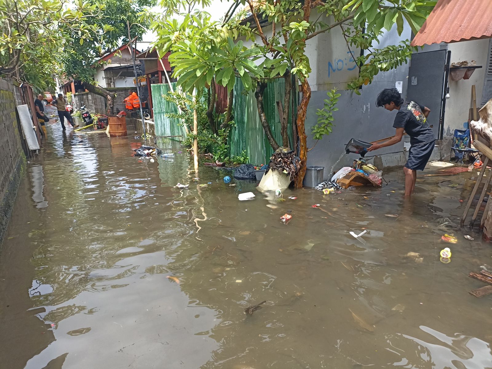 ATASI BANJIR:   Banjir Kepung Denpasar dan Badung, Polisi Ikuit Turun Tangan Pihak Kepolisian tangani banjir