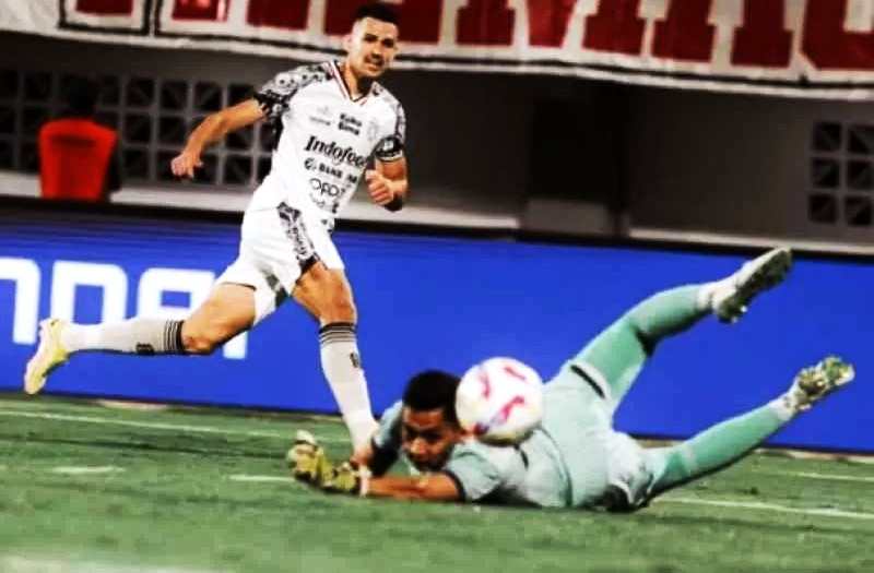 HARUS CERDIK MEMANFAATKAN PELUANG: Laga PSM vs Bali United 25 April lalu, di Stadion BJ Habibie,Pare-Pare,Sulsel. (dok.IG media bali united)