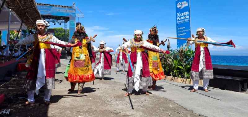 MENUAI PRO KONTRA : Festival Nusa Penida saat gelaran tahun 2025 lalu. (Dewa Ayu Pitri Arisanti/Radar Bali)