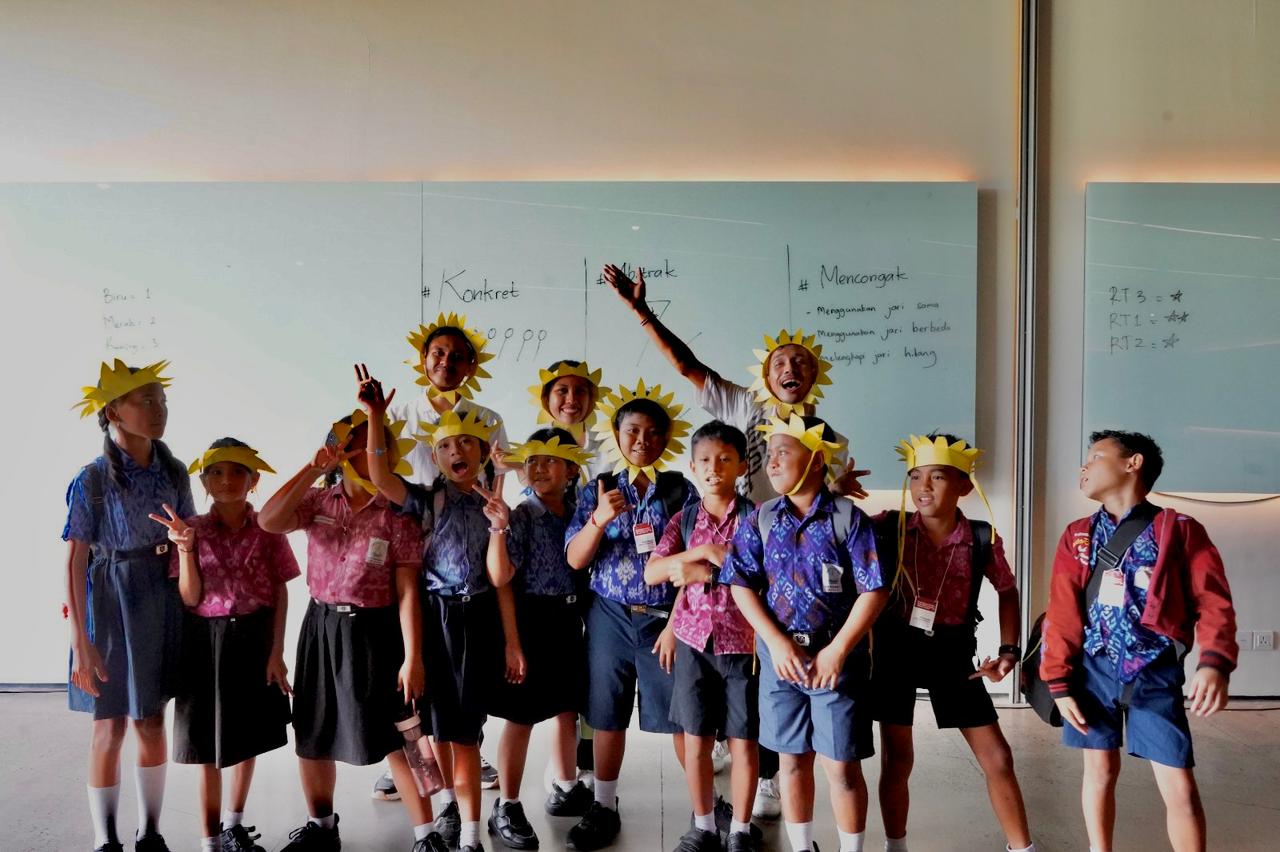 Para siswa dan guru di Pelatihan Gasing di UID Bali Campus