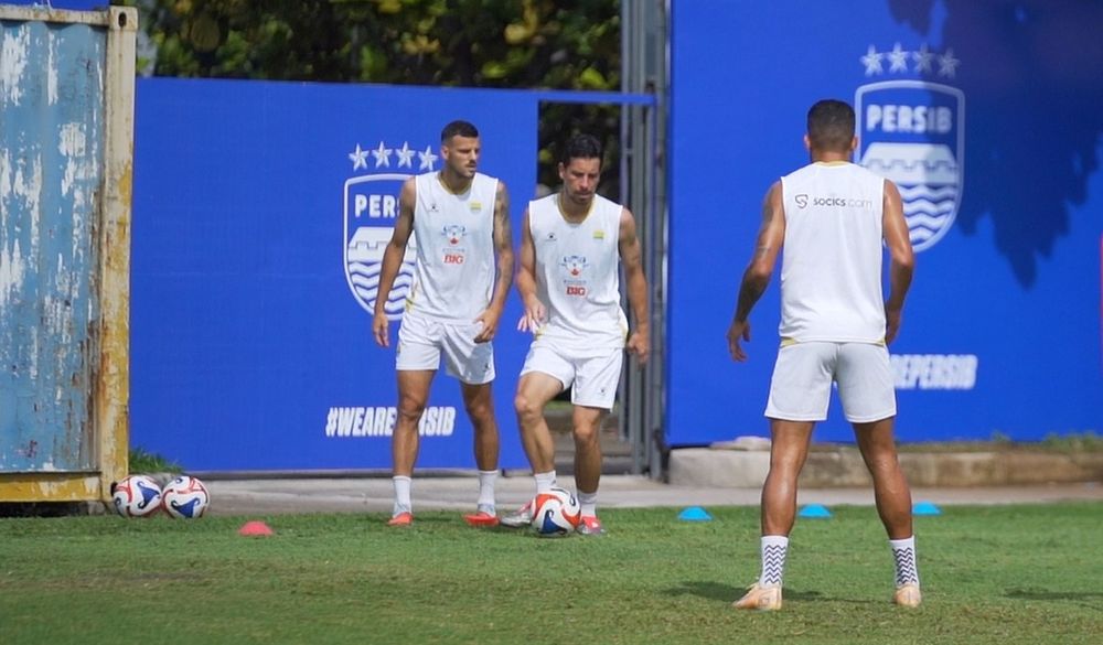 Thom Haye berlatih di GBLA. Malam ini, gelandang Persib akan melakoni debut el classico melawan Persija Jakarta.