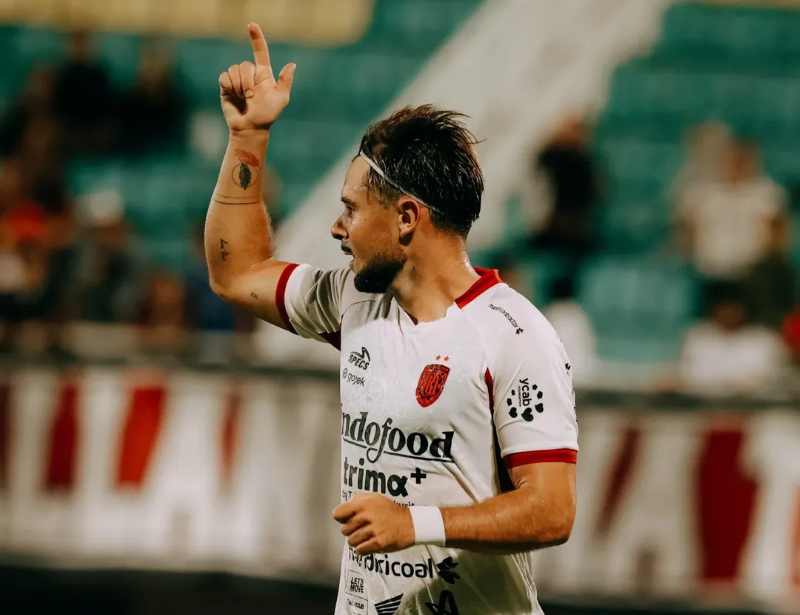 SEDANG ONFIRE : Thijmen Goppel merayakan golnya di menit ke-90 + 4, dan membawa kemenangan 0-2 atas PSM Makassar di Stadion BJ Habibie,Pare-pare.(IG Bali United)