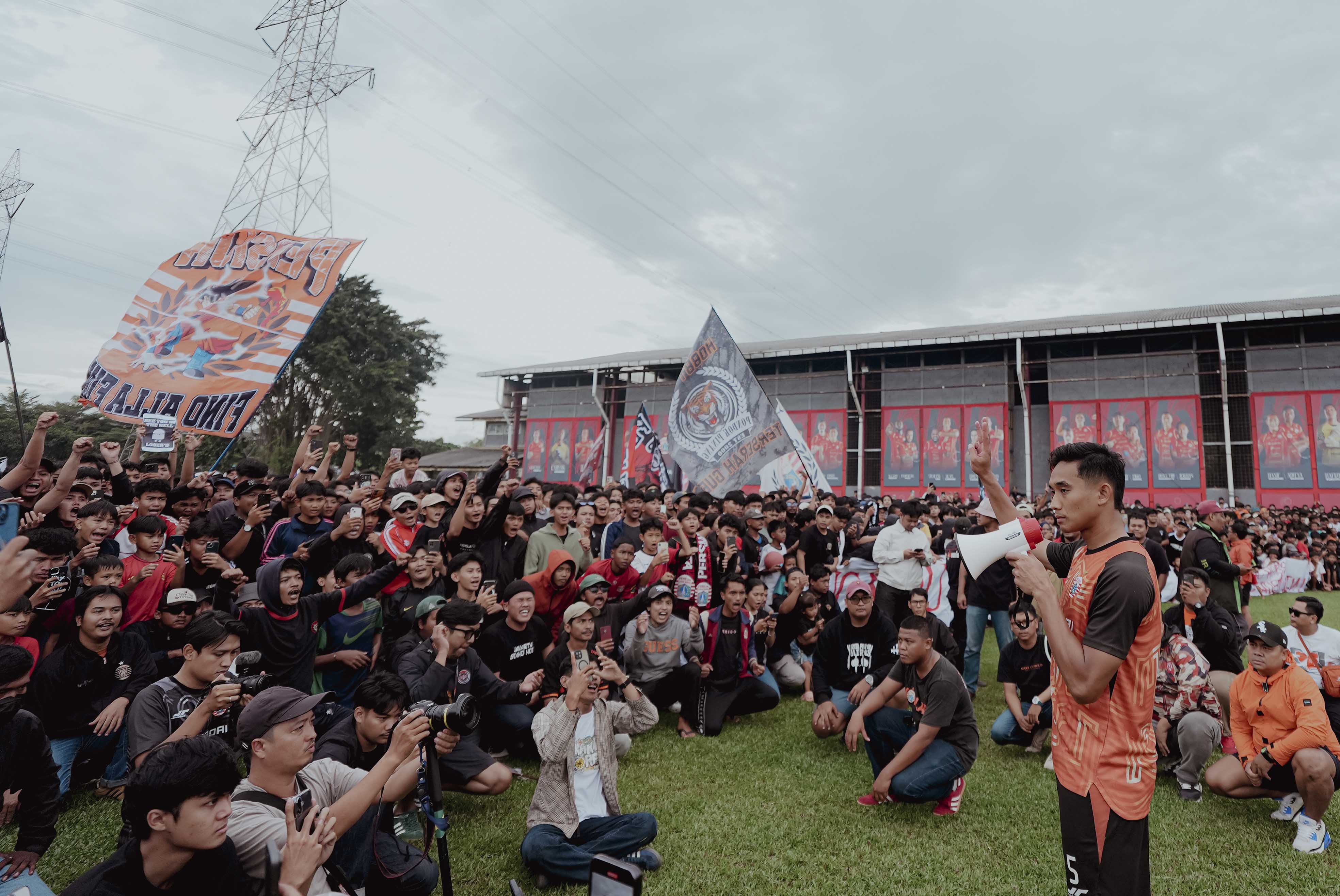 Kapten Persija Rizki Ridho menemui The Jakmania yang melepas tim Persija menantang Persib Bandung di Stadion GBLA.
