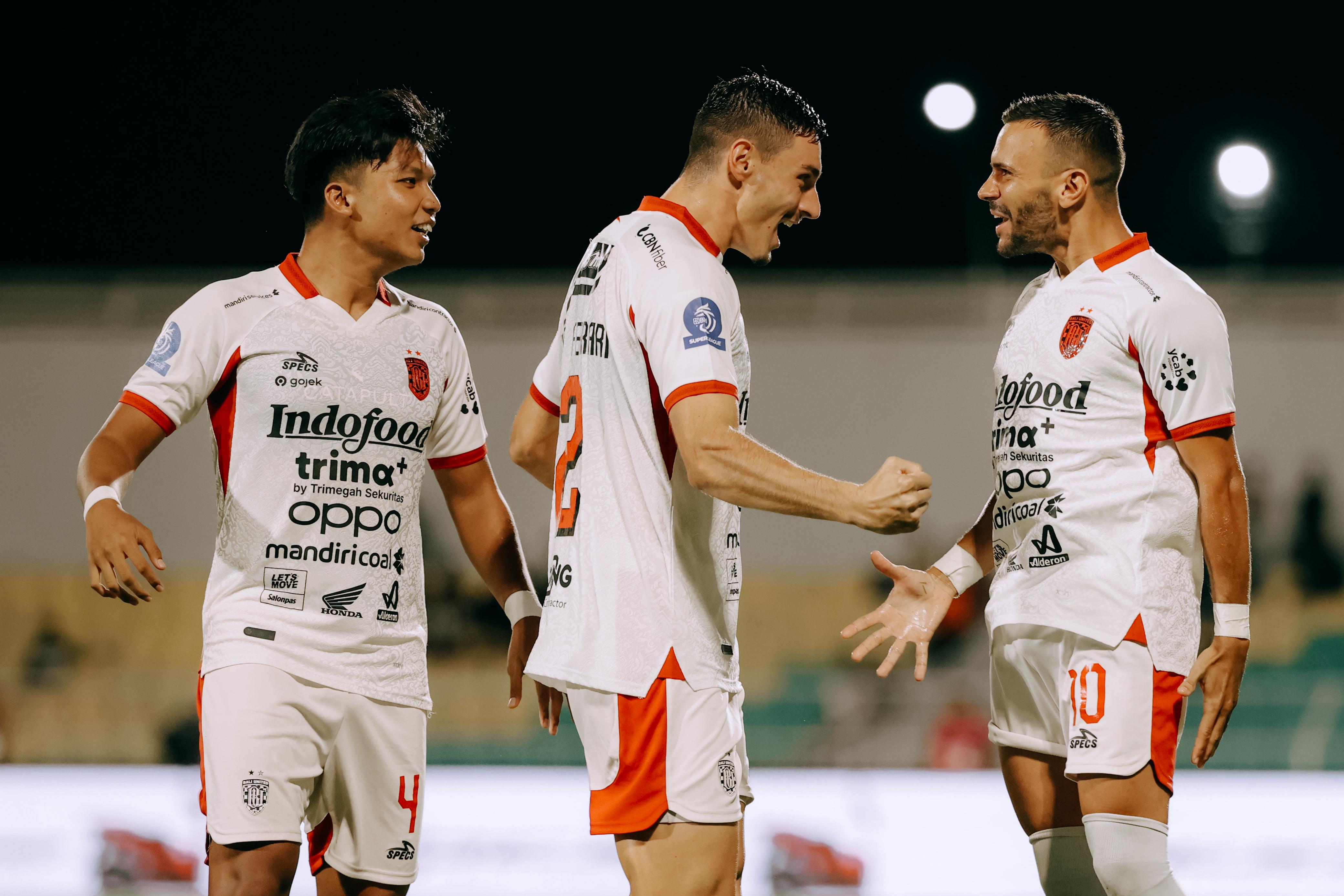 Mirza Mustafic merayakan golnya ke gawang PSM Makassar bersama bek Joao Ferrari dan Kadek Arel. 