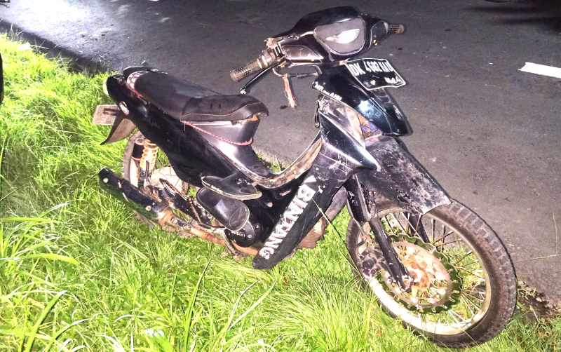 RUSAK BERAT : Motor korban remuk seusai tabrakan. (Foto: Polres Buleleng untuk Radar Bali)
