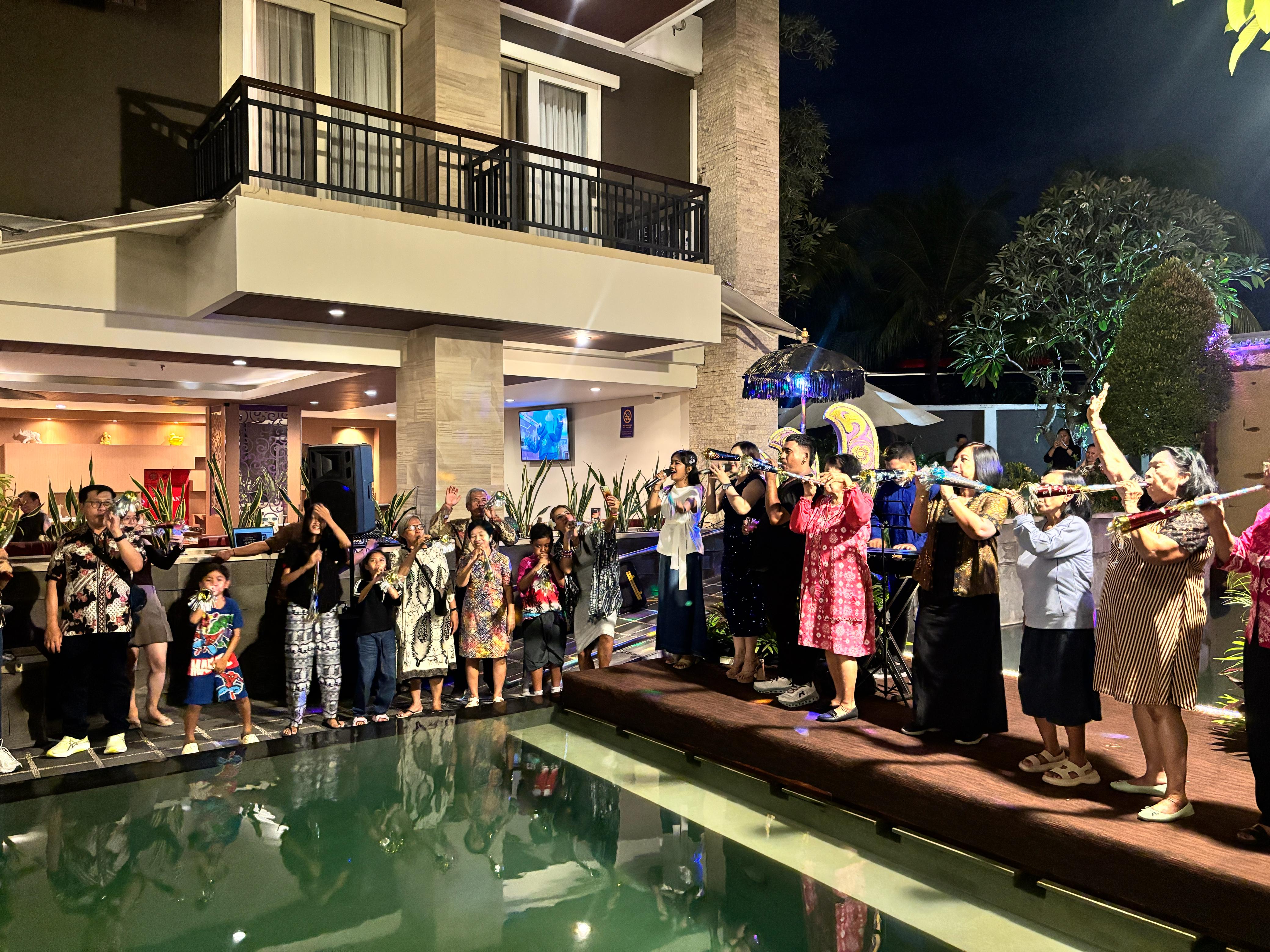 Foto: Tiup Terompet Pergantian Tahun.