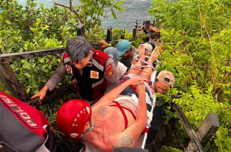 APES : Turis asal Ceko iki jatuh saat selfie di Pantai Kelingking, Nusa Penida dan dievakuasi petugas. (polsek nusa penida)