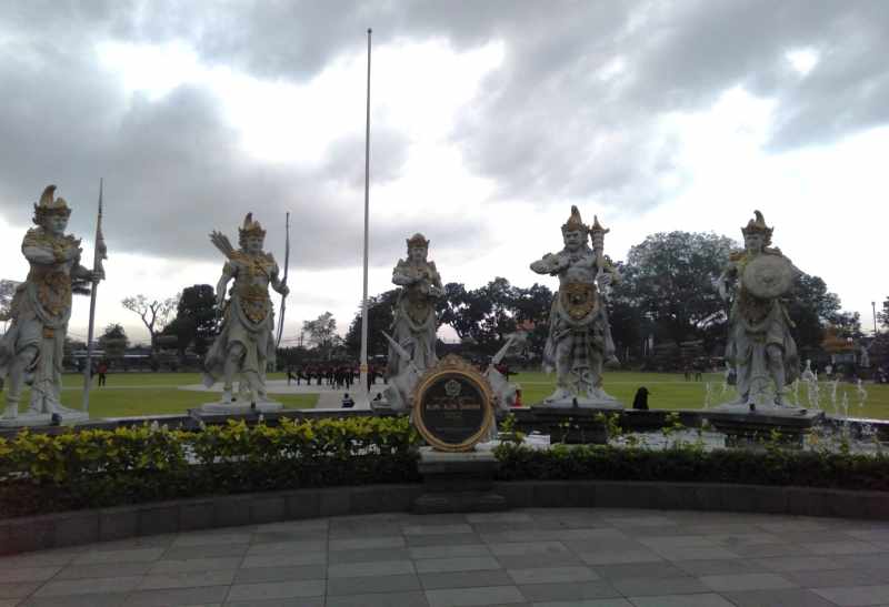 ilustrasi cuaca mendung di kawasan Alun-alun Gianyar. (Miftahuddin/Radar Bali)
