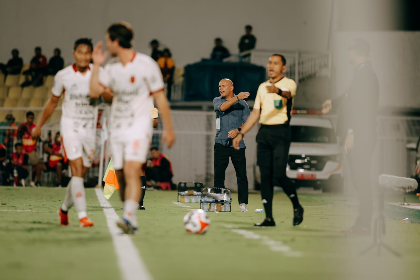 Bali United bungkam PSM Makassar di laga panas penuh drama. Simak komentar Coach Johnny Jansen soal hujan 11 kartu dan rekor gol kilat.