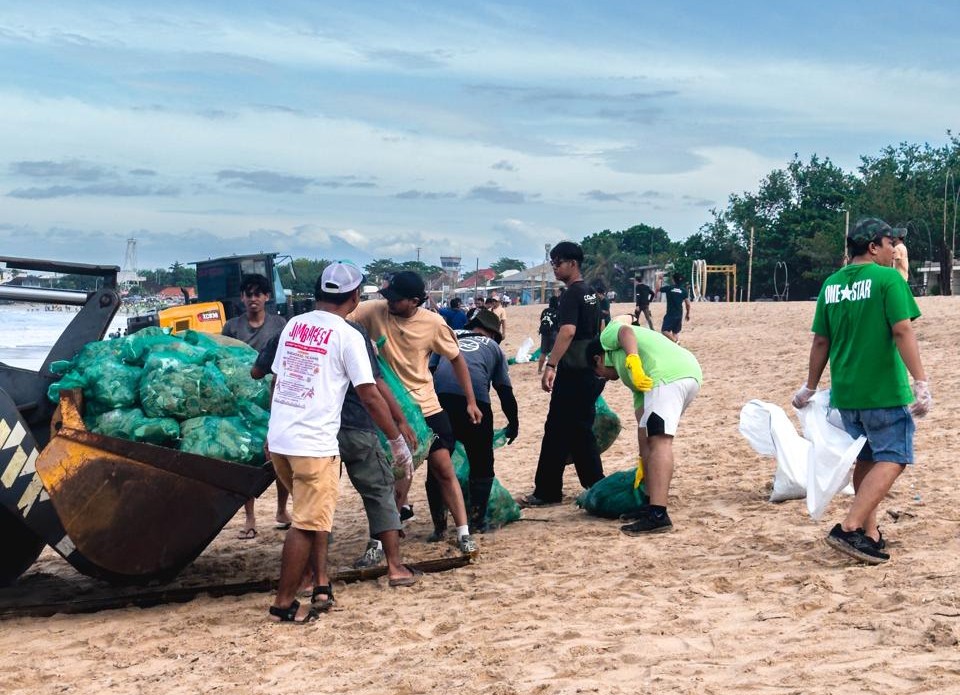 PRO LINGKUNGAN: Jimbaran Hijau bersama Sungai Watch, The Rahayu Project, bersih-bersih di Pantai Kedonganan, Jimbaran, pada Minggu, 11 Januari 2026.