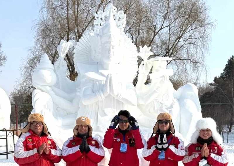 DUTA INDONESIA DI KANCAH DUNIA : Enam Seniman Bali berfoto dengan latar karya mereka dan meraih juara 3 pada lomba ukir es,awal Januari lalu di Tiongkok.(foto:Himpunan Seniman Pecatu untuk Radar Bali)